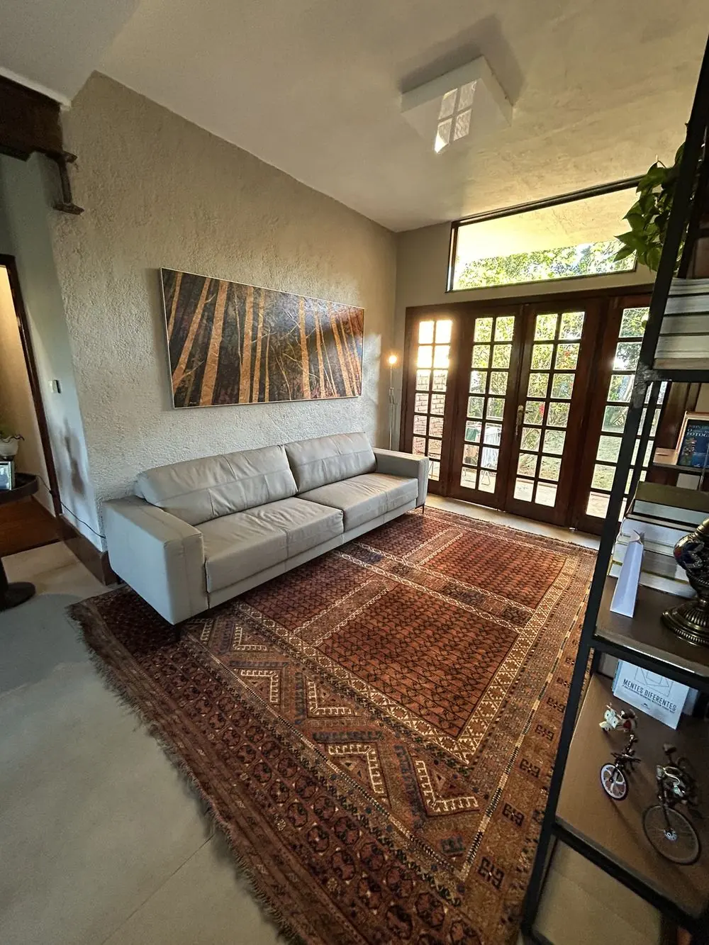 Sala com tapete persa de tons terrosos