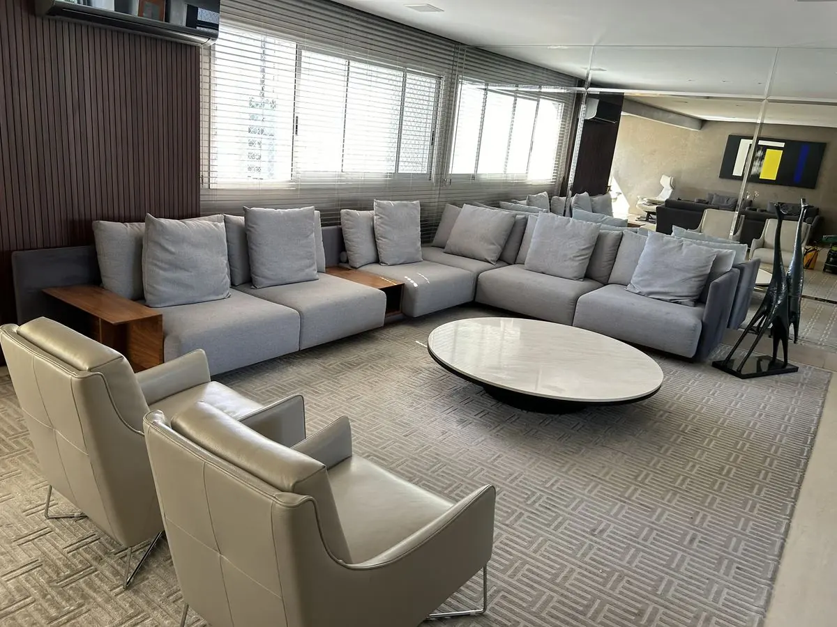 Sala ampla com sofá em L em tecido claro