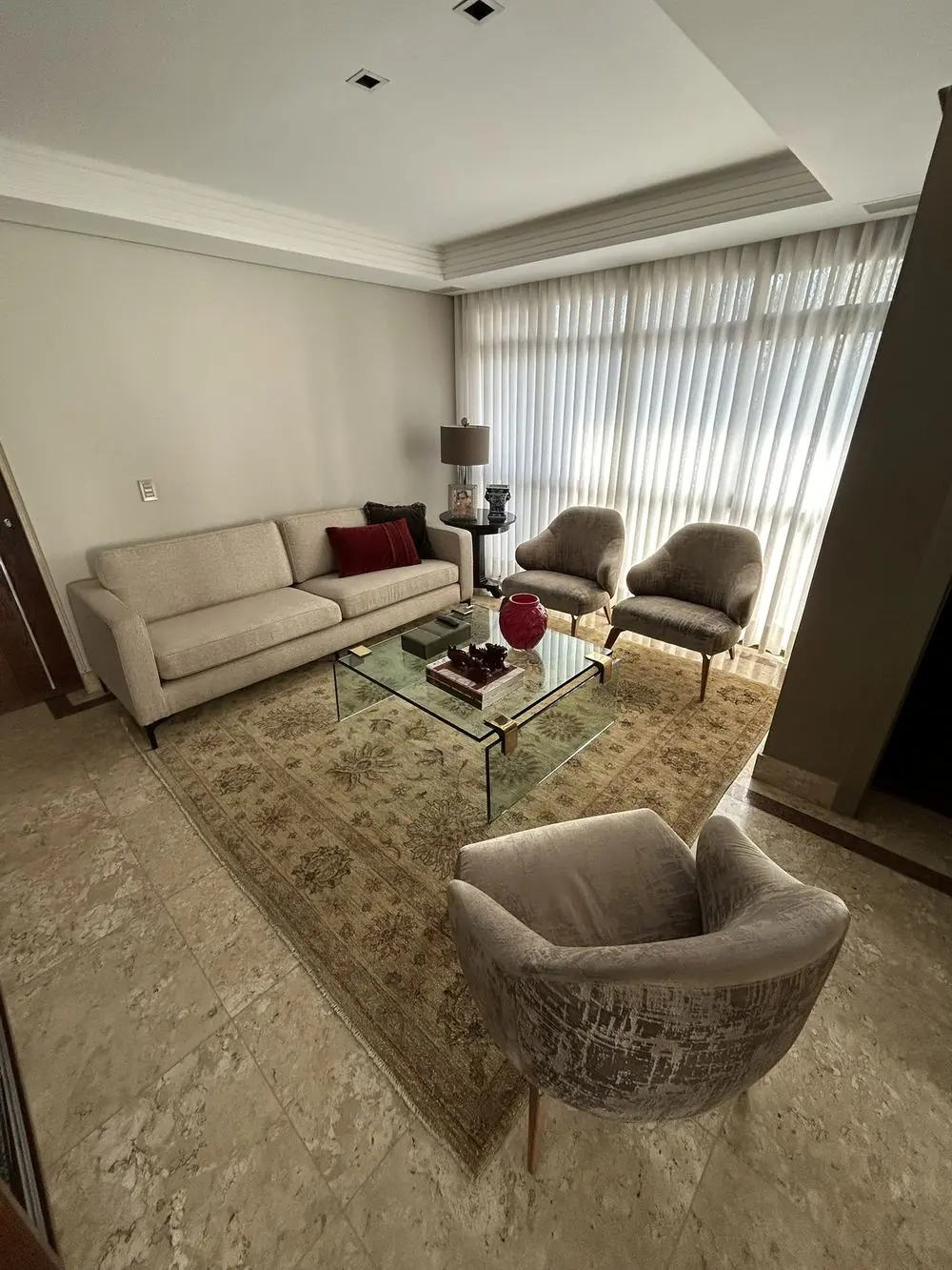 Sala clássica com tapete estampado sob a mesa de centro