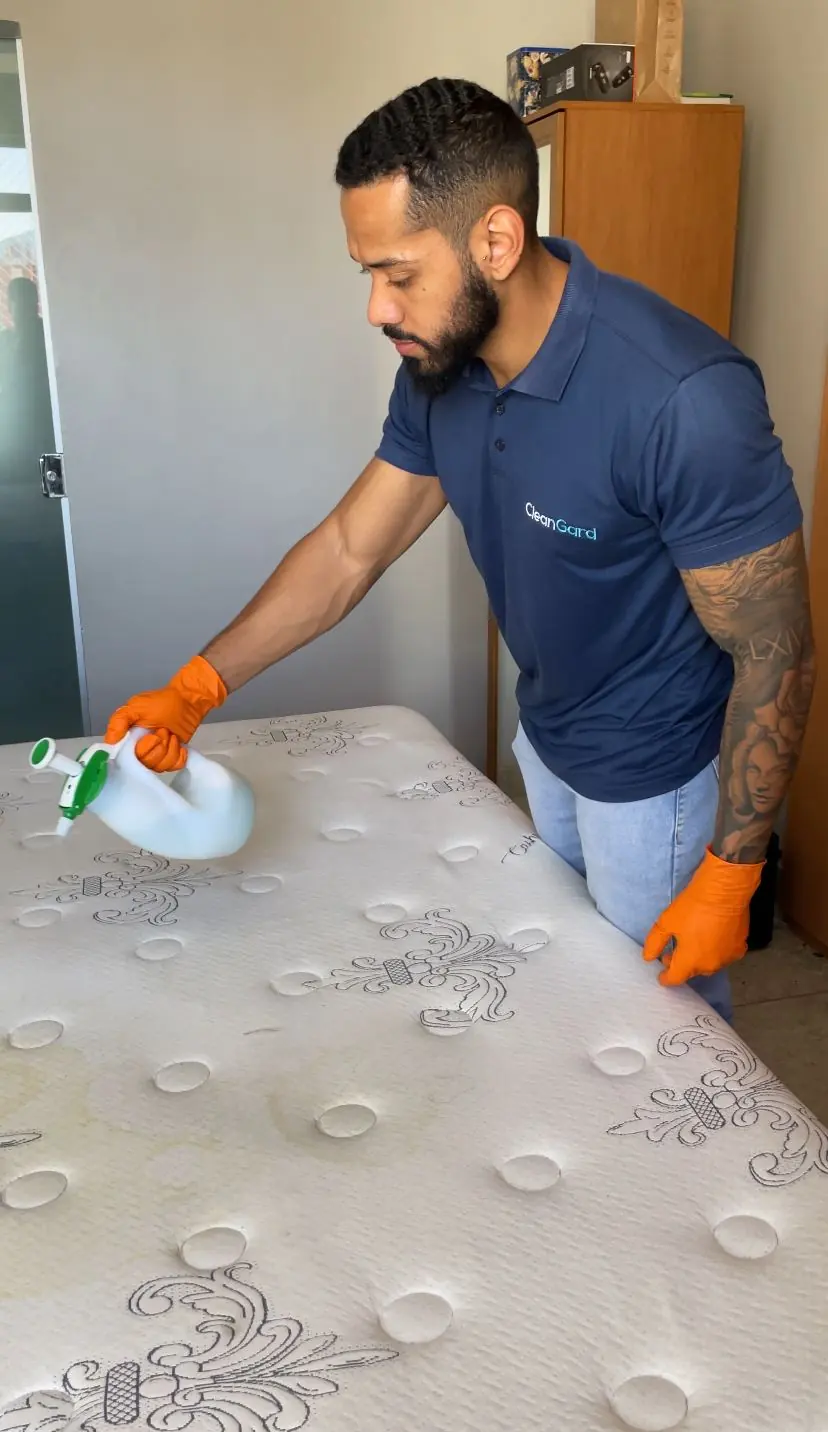 Técnico da CleanGard higienizando um colchão