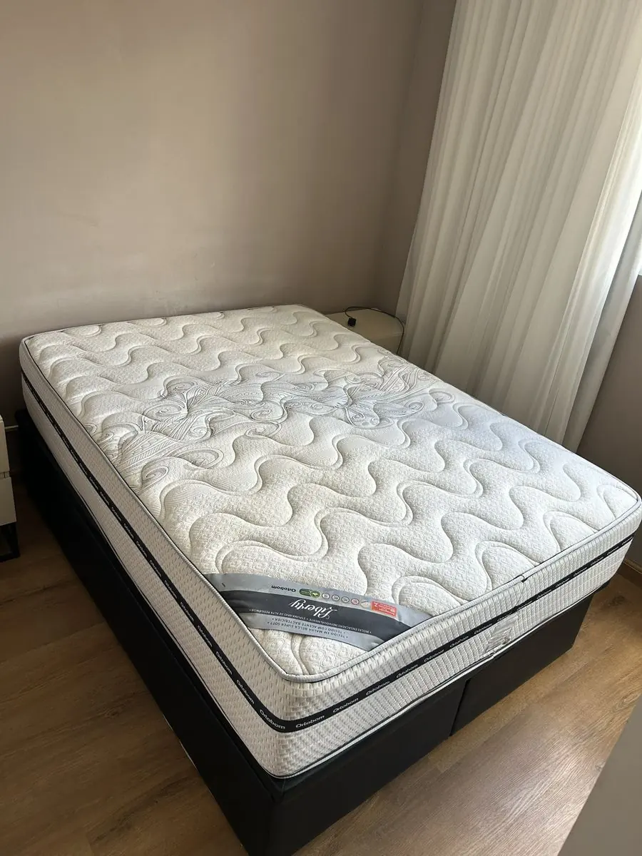 Colchão de casal higienizado em quarto claro