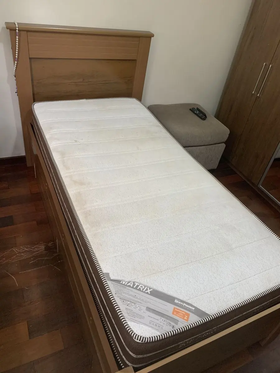 Antes: colchão de solteiro manchado