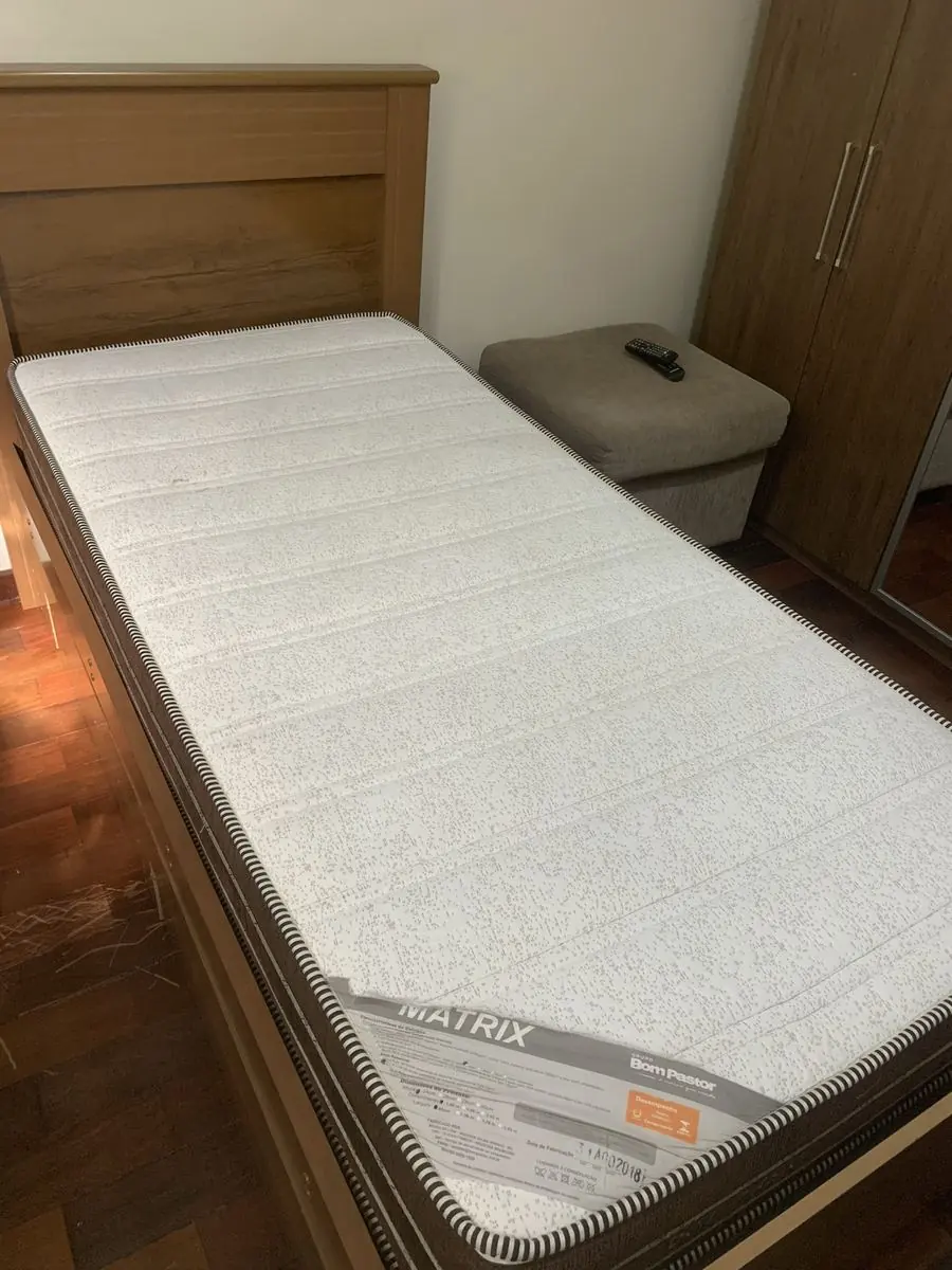 Depois: colchão de solteiro higienizado
