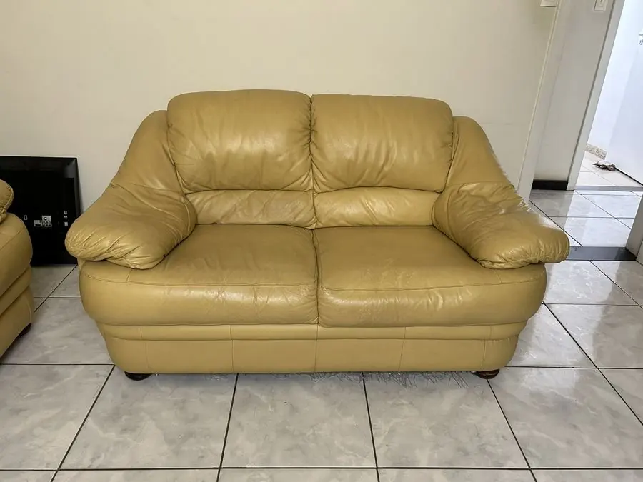 Antes: sofá de couro amarelo sem brilho