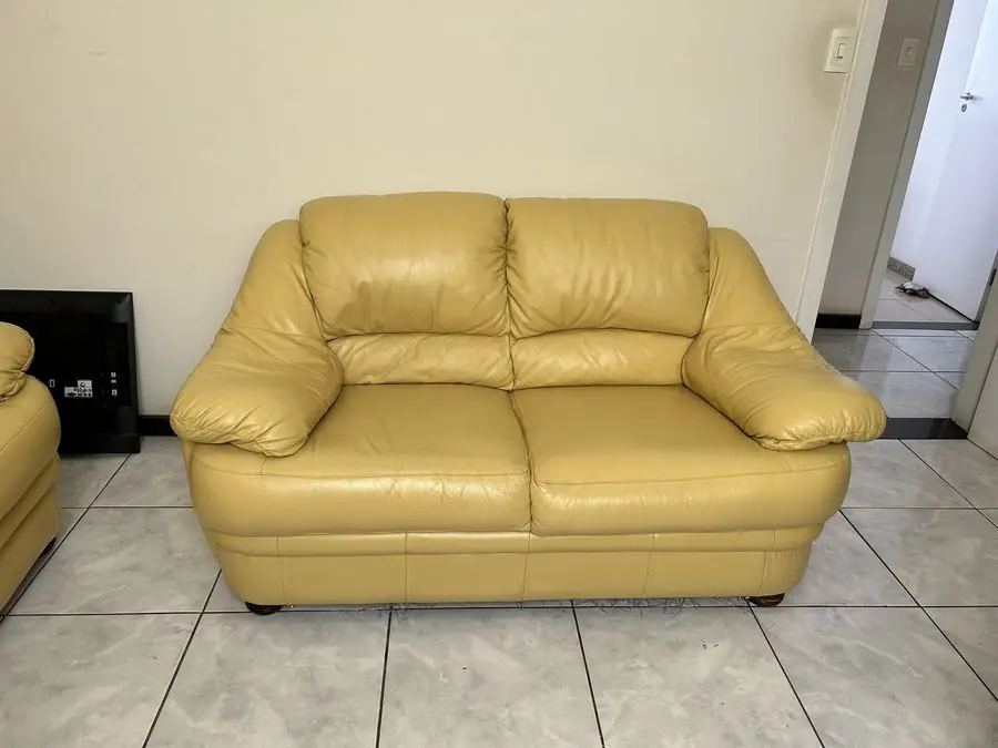 Depois: sofá de couro amarelo hidratado