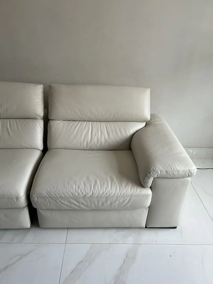 Sofá de couro claro depois da limpeza e hidratação
