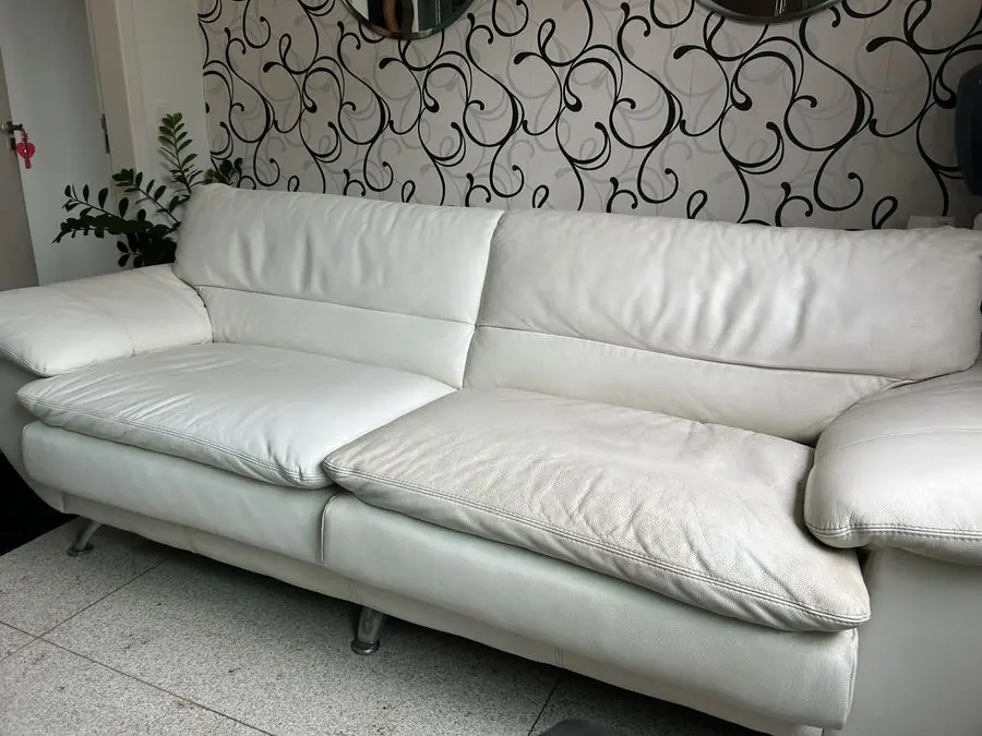 Antes: sofá de couro branco com marcas de uso