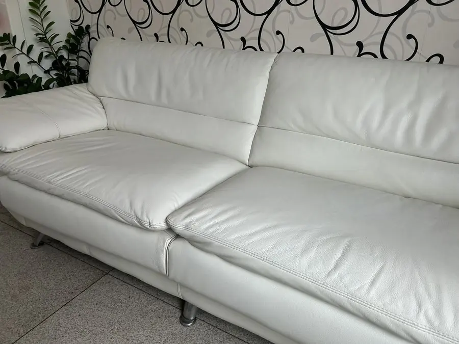 Depois: sofá de couro branco limpo e hidratado
