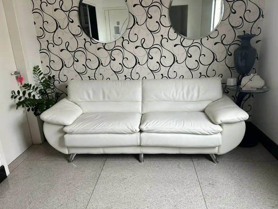 Sofá de couro branco depois da limpeza e hidratação