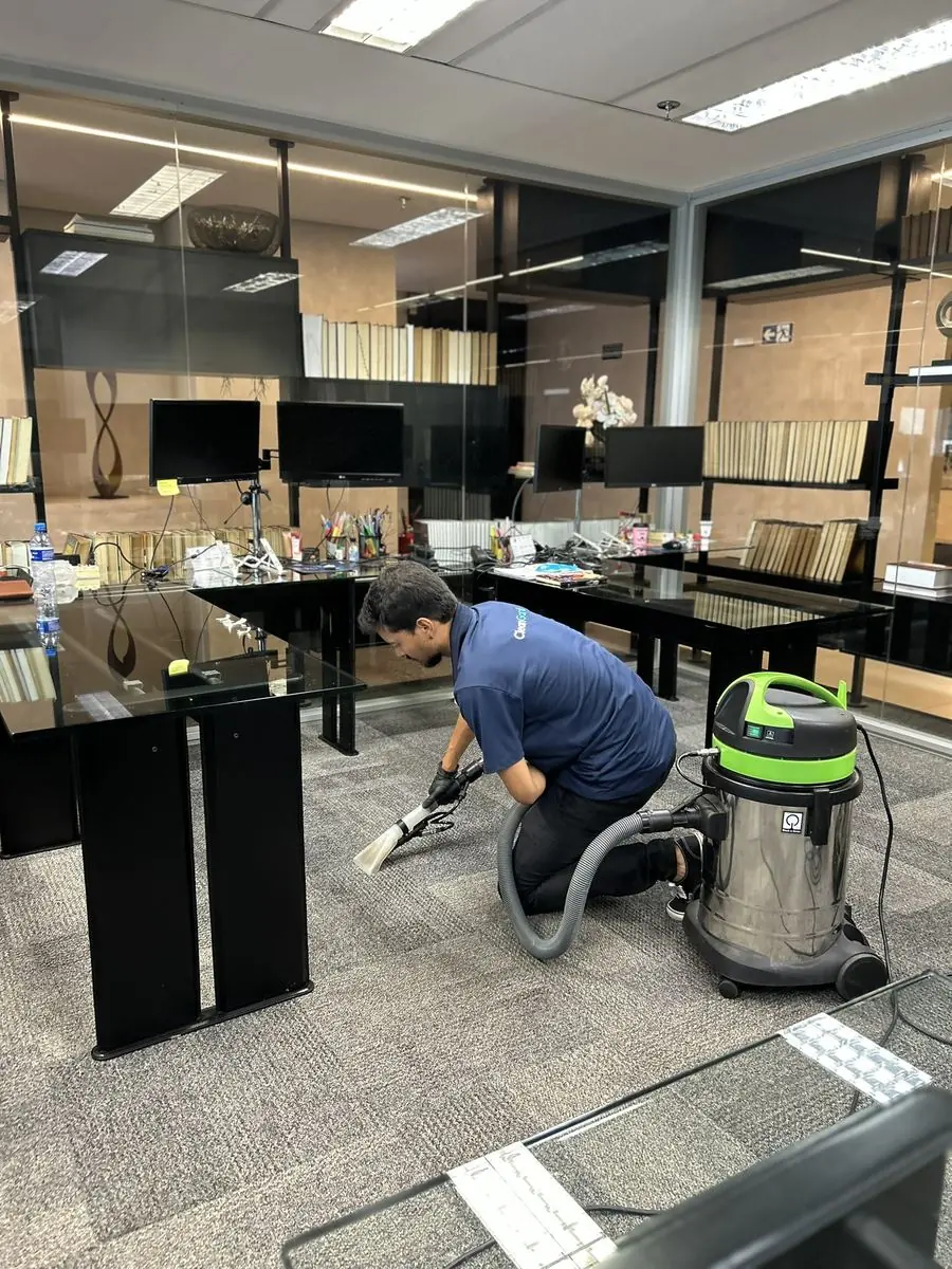 Técnico da CleanGard higienizando carpete de escritório