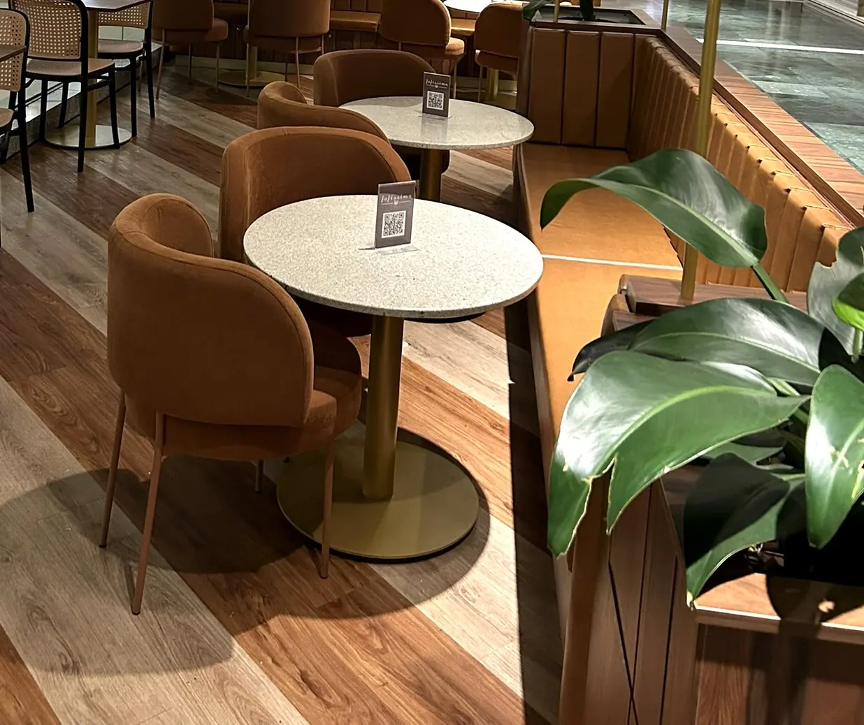 Poltronas estofadas da praça de alimentação de um shopping depois da higienização