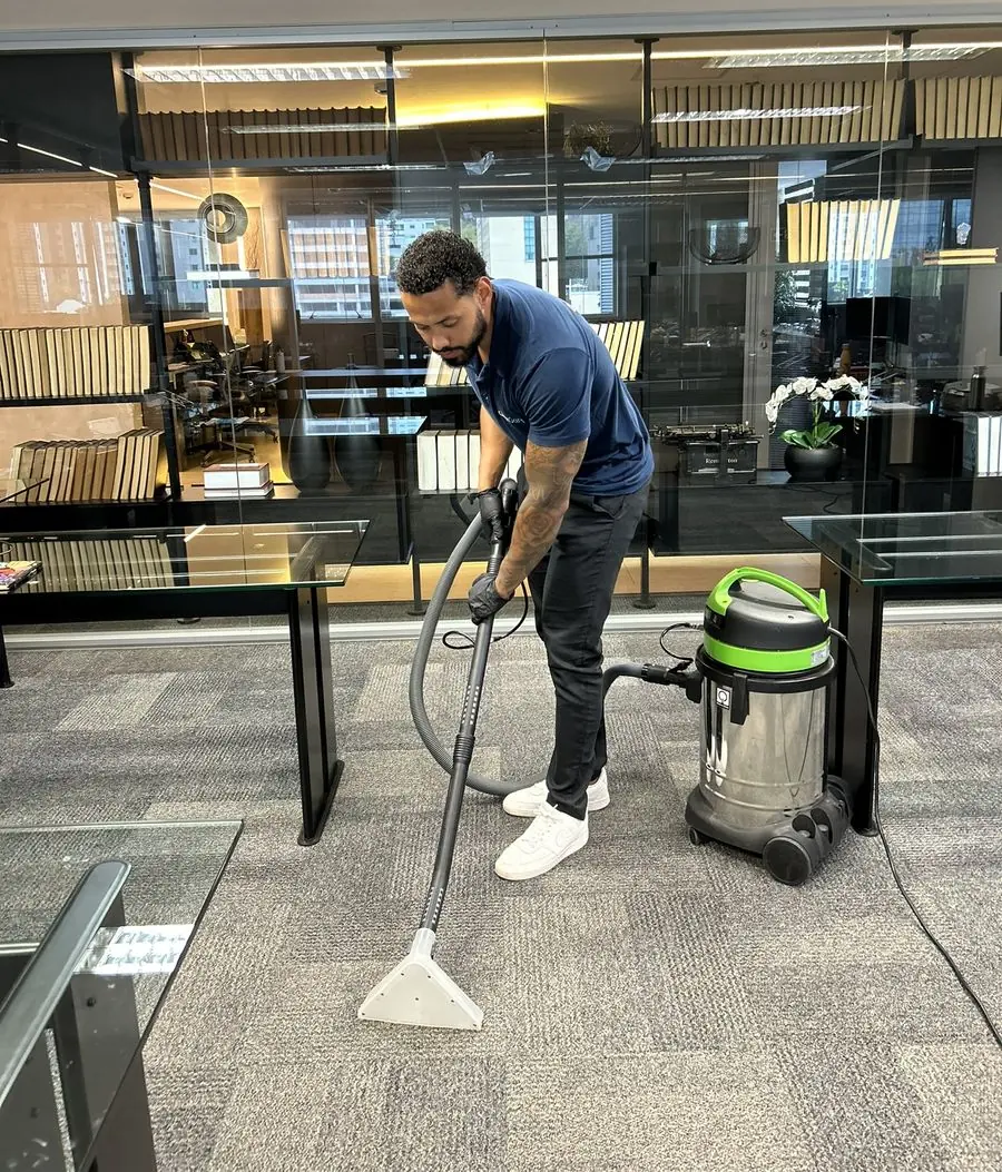 Técnico da CleanGard higienizando o carpete de um escritório de advocacia