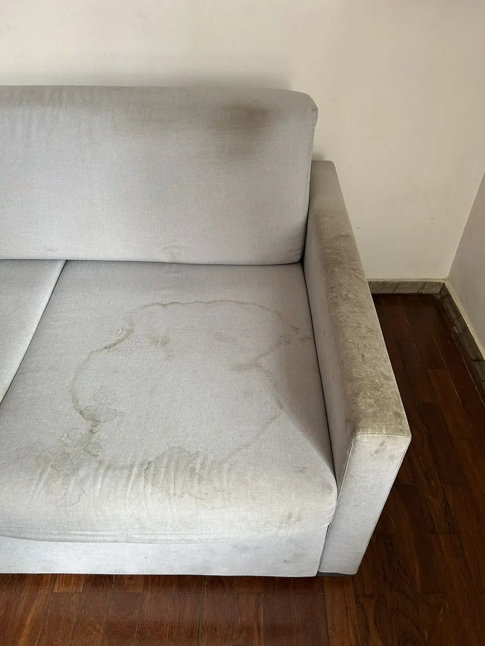 Antes: sofá com mancha no assento