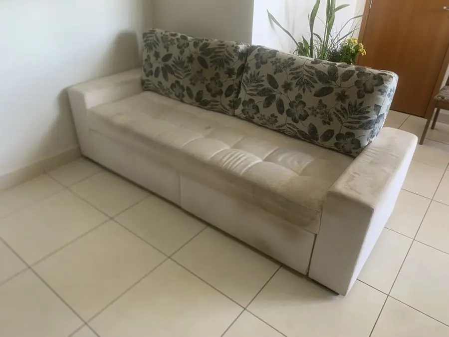 Antes: sofá claro encardido