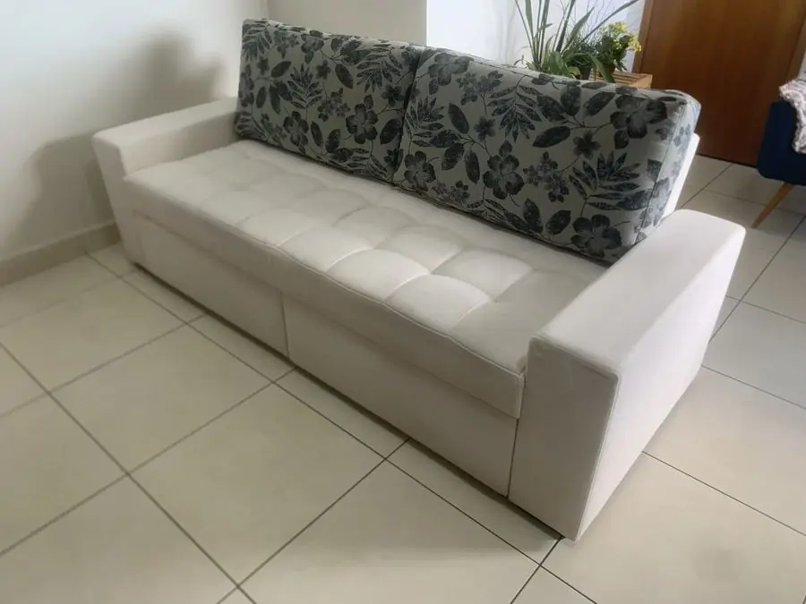 Depois: sofá claro limpo