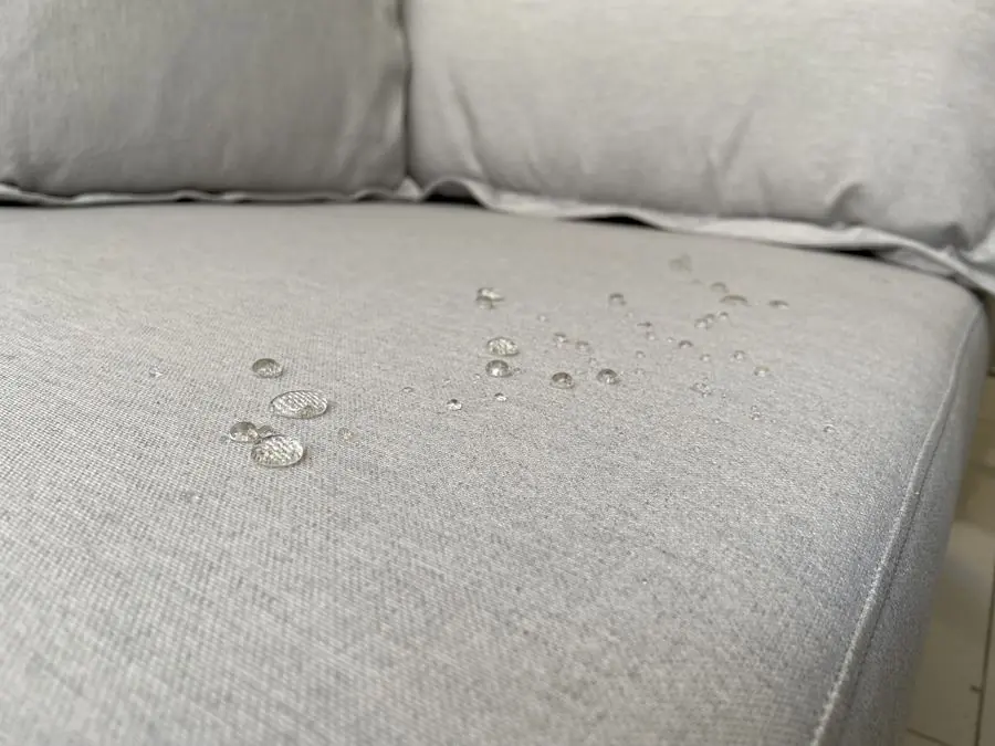 Gotas de água sobre sofá cinza impermeabilizado